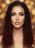 Lång curly peruk i burgundy ombre med naturligt hårfäste, mittbena och definierade lockar för fyllig volym.