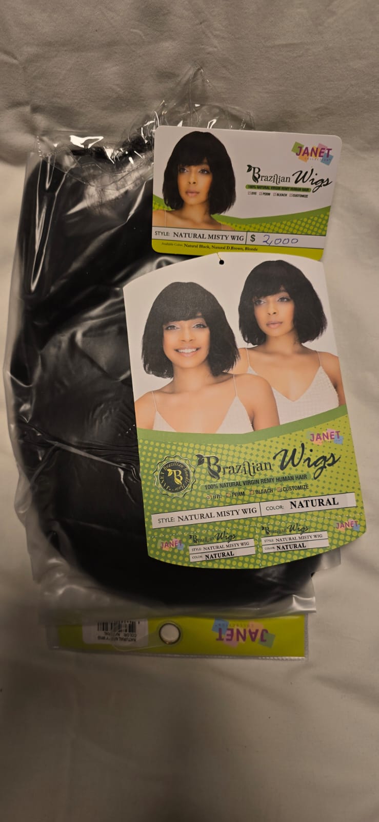 Peruk i äkta Virgin Remyhår i färgen Natural Brown med medellång vågig bob, naturligt hårfäste, mjuka vågor och silkeslen glans i orginalförpackning.