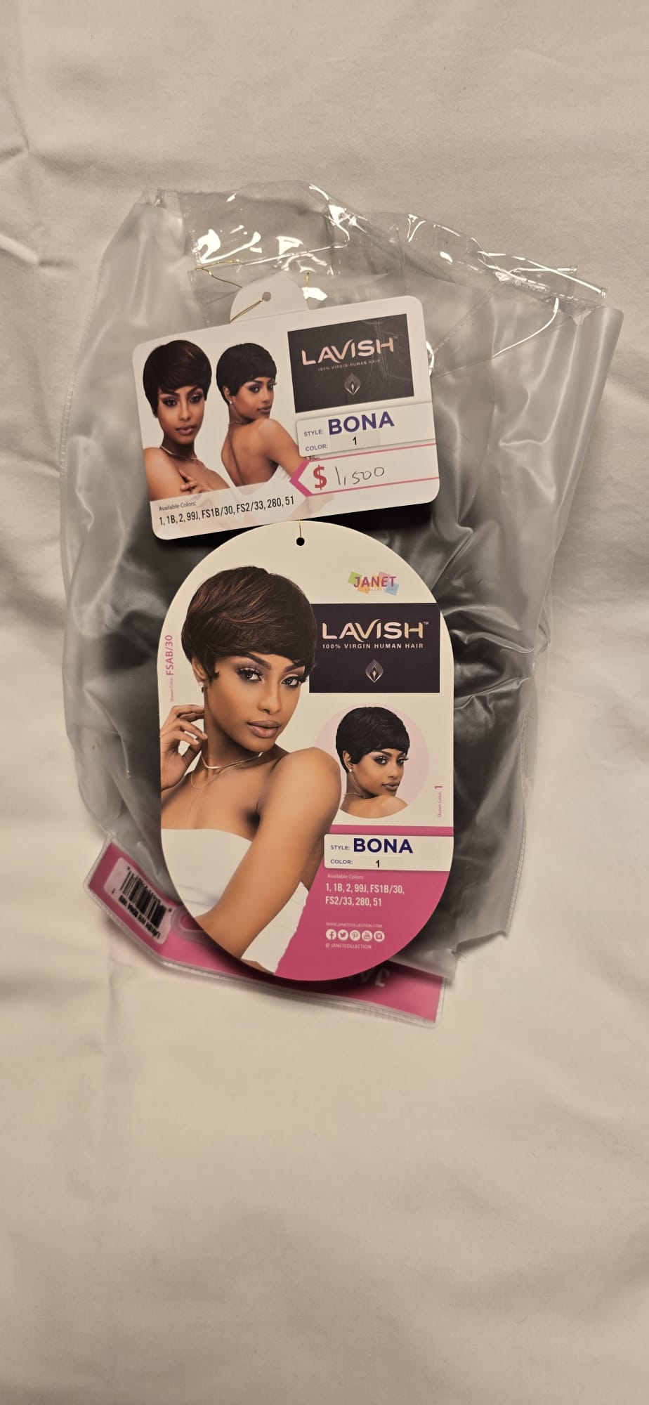 Kort pixie-peruk i äkta hår av virgin remyhår i färgen Natural Brown med mjuk lugg, naturlig volym och naturtrogen hårfästeeffekt i orginalförpackning.